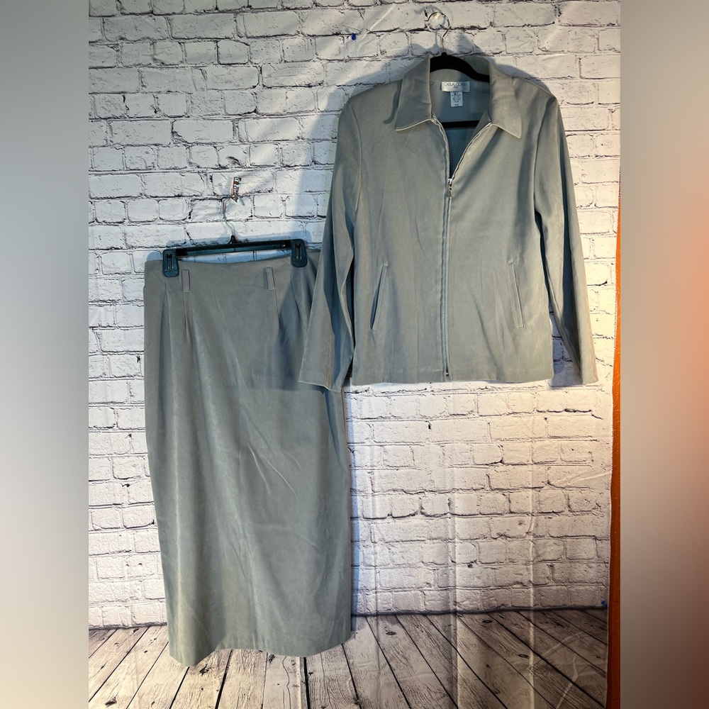 Casual Corner. Ladies 2 piece suit. Size 12 Medium.